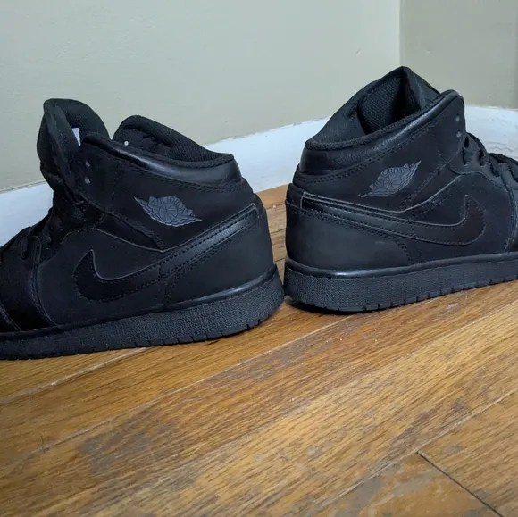 Nike Air Jordan 1 Retro Boys Size 7Y Black Athletic Basketball Shoes Sneakers