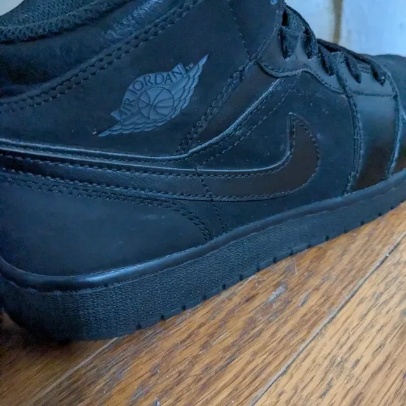 Nike Air Jordan 1 Retro Boys Size 7Y Black Athletic Basketball Shoes Sneakers