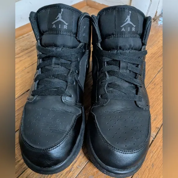Nike Air Jordan 1 Retro Boys Size 7Y Black Athletic Basketball Shoes Sneakers