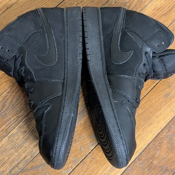 Nike Air Jordan 1 Retro Boys Size 7Y Black Athletic Basketball Shoes Sneakers