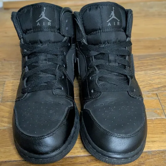 Nike Air Jordan 1 Retro Boys Size 7Y Black Athletic Basketball Shoes Sneakers