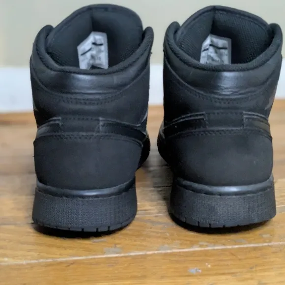 Nike Air Jordan 1 Retro Boys Size 7Y Black Athletic Basketball Shoes Sneakers