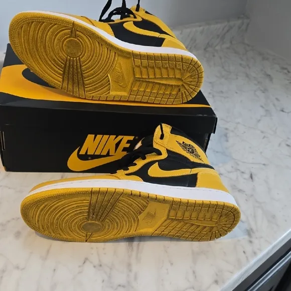Nike Air Jordan 1 Retro High Pollen Sneakers