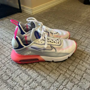 Nike Air Max 2090 White and Pink Shoes