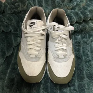 Nike Air Max Men's Shoes - White and Olive