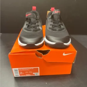 Nike Black and Red Sneakers Modern Athletic Design