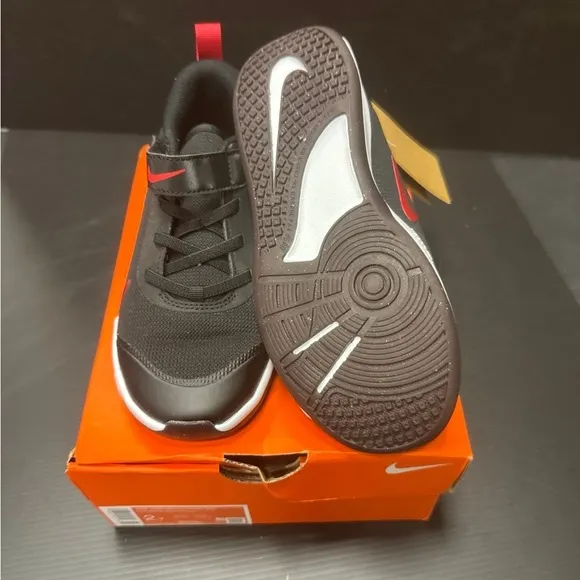Nike Black and Red Sneakers Modern Athletic Design