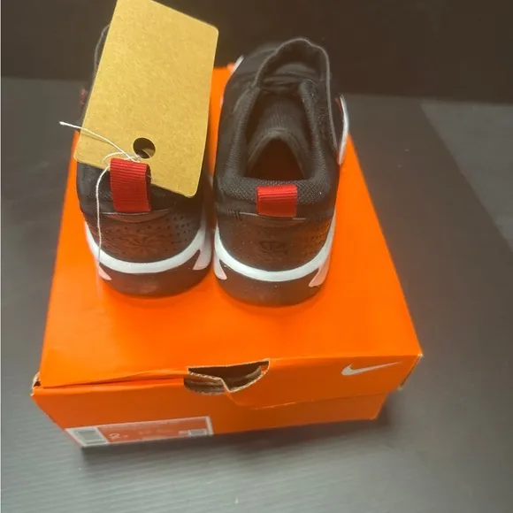 Nike Black and Red Sneakers Modern Athletic Design