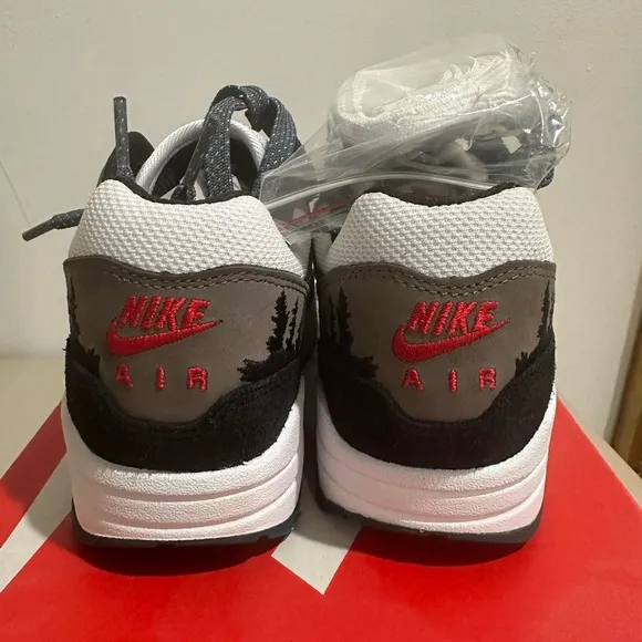 Nike Black and White Sneakers Athletic Design