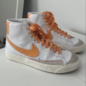 NIKE BLAZER MID '77 WHITE-PEACH CREAM-SAIL SIZE 8