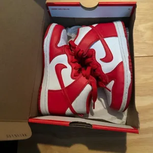 NIKE DUNK HIGH (PS)WHITE/UNIVERSITY REDBLANC/UNIVERSITE ROUGE