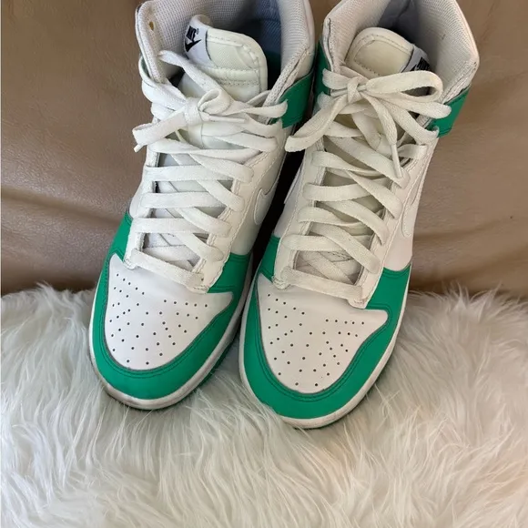 NIKE DUNK HIGH RETRO Size 7 Y Green and White High-Top Sneakers