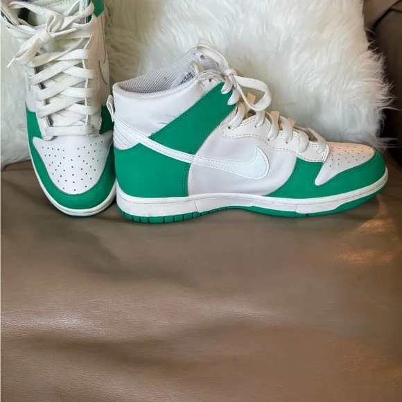 NIKE DUNK HIGH RETRO Size 7 Y Green and White High-Top Sneakers