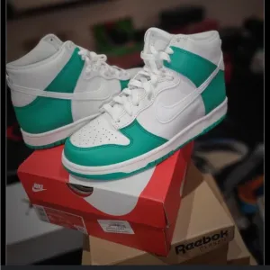 NIKE DUNK HIGH RETRO Size 7 Y Green and White High-Top Sneakers