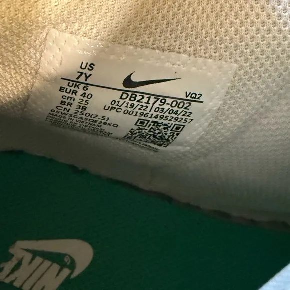 NIKE DUNK HIGH RETRO Size 7 Y Green and White High-Top Sneakers