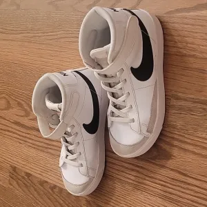 Nike girls high sneakers