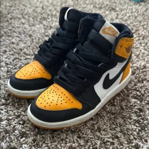 Nike High-Top Sneakers - Black and Yellow