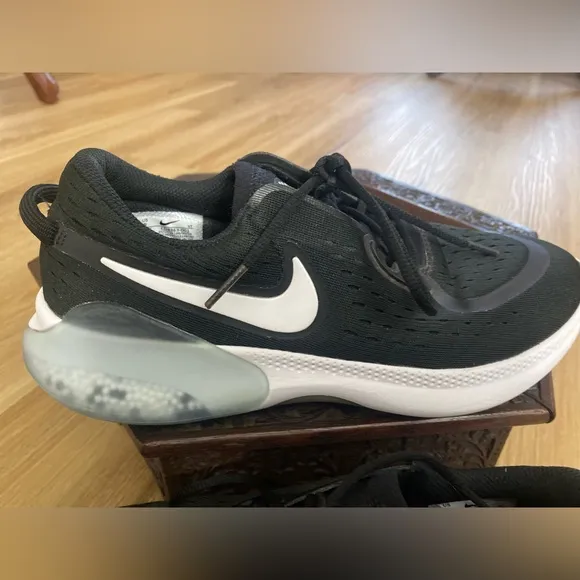 ❤️❤️Nike Joyride Swish Comfort Running Gym Black &amp; White Tennis Shoes Like New
