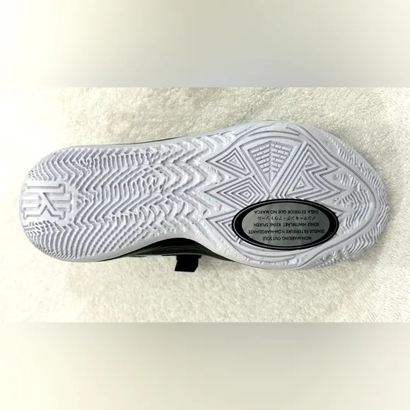 Nike Kids' Kyrie Flytrap 6 Basketball Shoes Holiday Special - NWOB