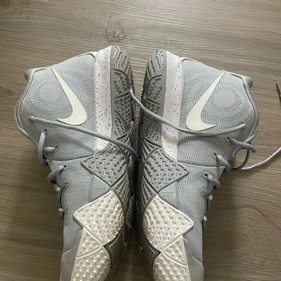Nike Kyrie 4 Wolf Grey size 12
