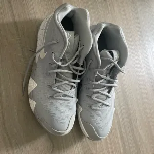 Nike Kyrie 4 Wolf Grey size 12