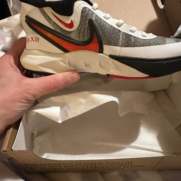 Nike Kyrie Irving youth boy size 1.5