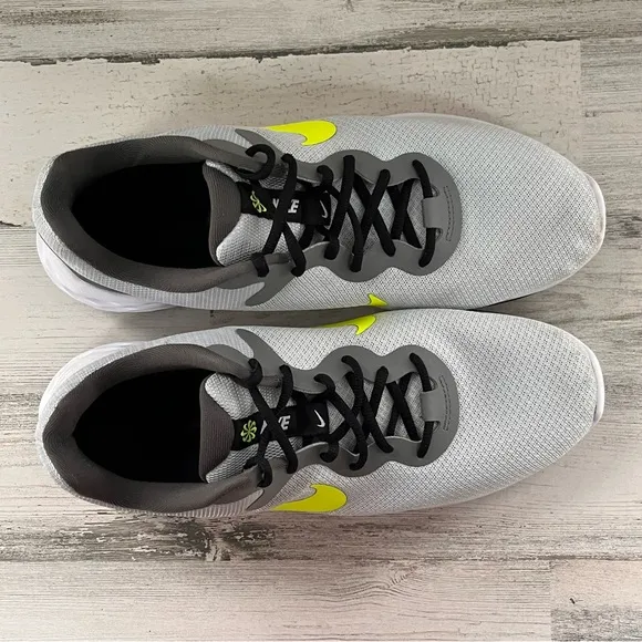Nike Men’s Size 11.5 Revolution Next 6 Nature Lace Up Running Shoes