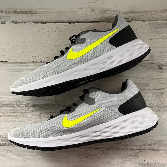 Nike Men’s Size 11.5 Revolution Next 6 Nature Lace Up Running Shoes