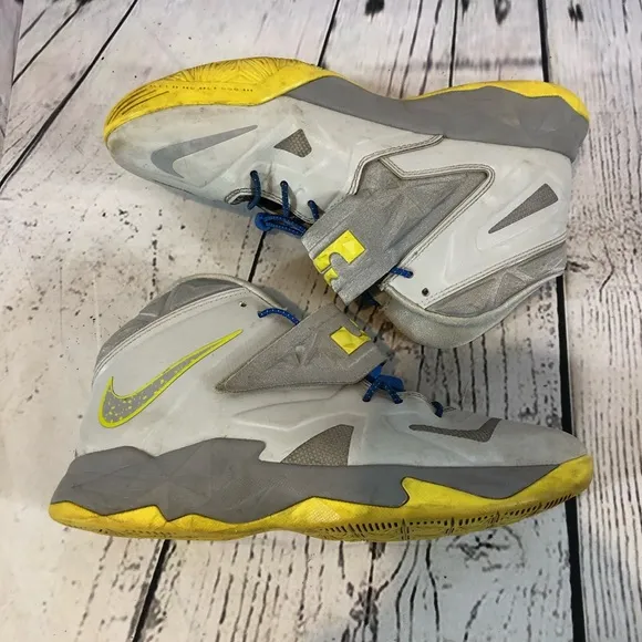 Nike Mens Zoom Soldier VII 599264-001 Platinum Grey Yellow Basketball Shoes