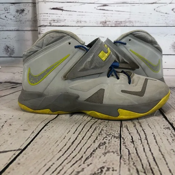 Nike Mens Zoom Soldier VII 599264-001 Platinum Grey Yellow Basketball Shoes