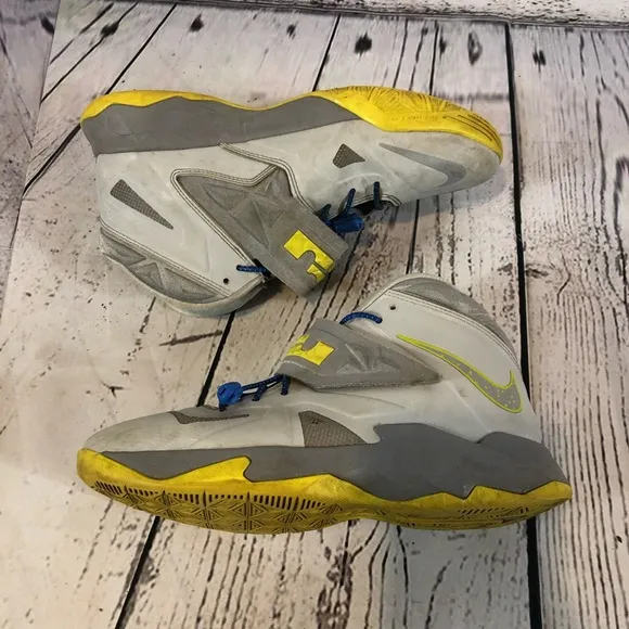 Nike Mens Zoom Soldier VII 599264-001 Platinum Grey Yellow Basketball Shoes