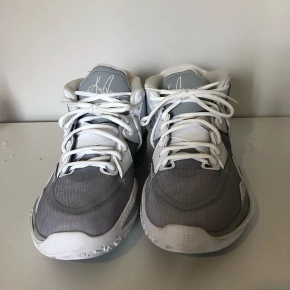 Nike Size 12 Kyrie Infinity Gray and White Sneakers D09616-001