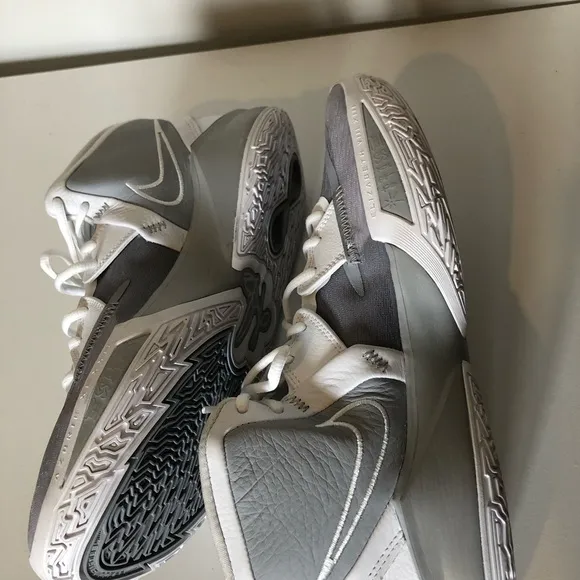 Nike Size 12 Kyrie Infinity Gray and White Sneakers D09616-001