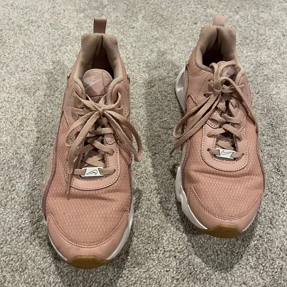 Nike Size 9 RYZ 365 2 Chunky Fashion Lace-Up Sneakers in Pink Oxford and White