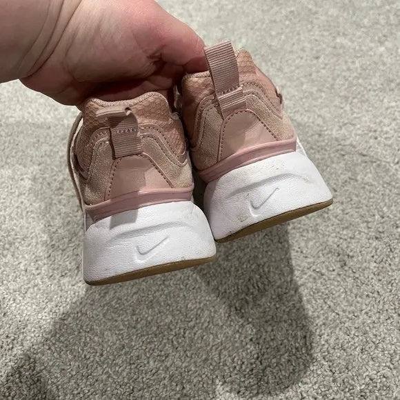 Nike Size 9 RYZ 365 2 Chunky Fashion Lace-Up Sneakers in Pink Oxford and White