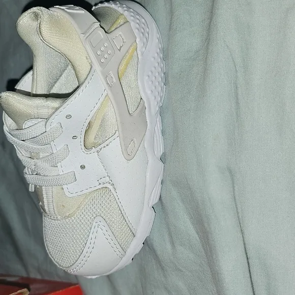 Nike White and Cream Sneakers with Huarache Design