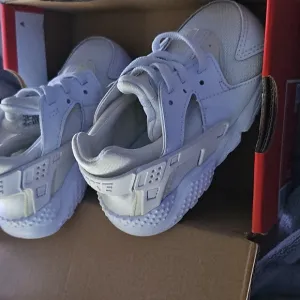 Nike White and Cream Sneakers with Huarache Design