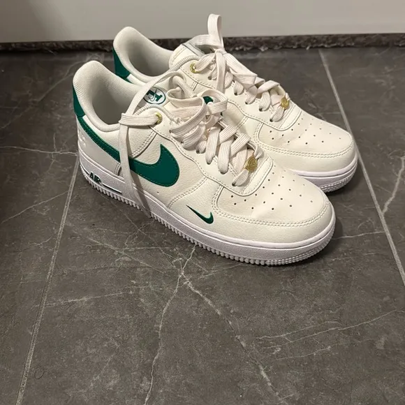 Nike White and Green Sneakers Classic Low-Top Design
