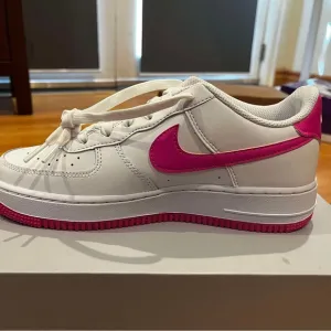 Nike White and Pink Sneakers Classic Design