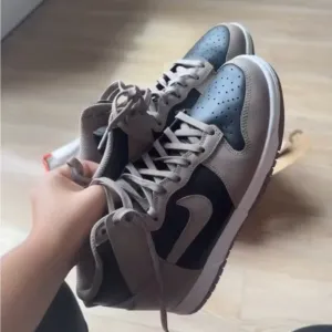 Nike Women's Black and Gray Sneakers