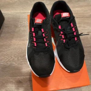 Nike Women's Black and Pink Running Shoes