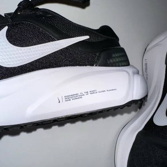 NIKE women’s Zoom Vomero 16 black white running walking shoes sneakers 7