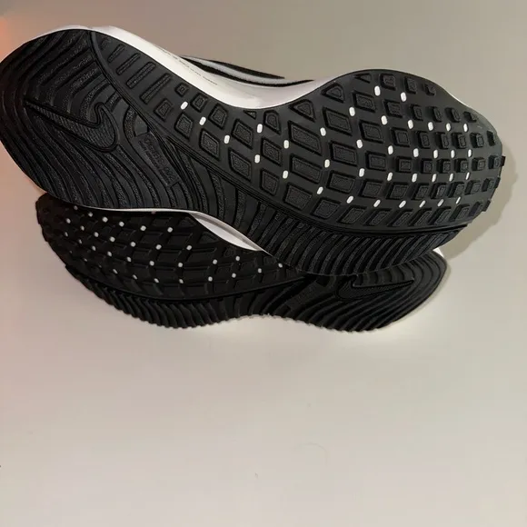 NIKE women’s Zoom Vomero 16 black white running walking shoes sneakers 7