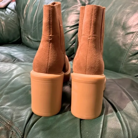 NWB~ Dolce Vita brand NEW mushroom WATERPROOF Pull-on Suede Boots, size 9.5