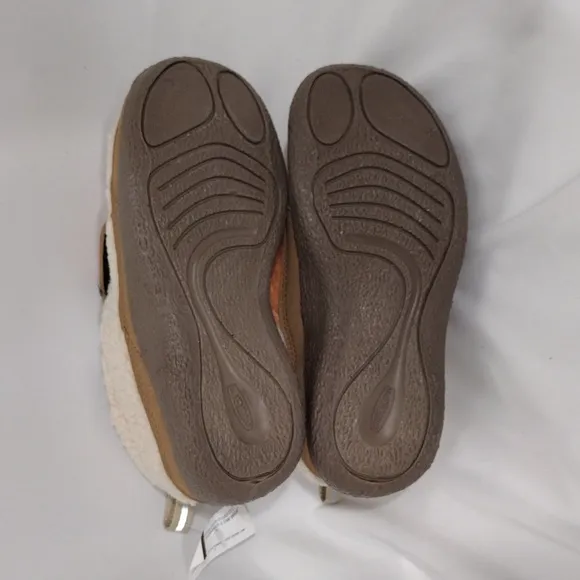 NWOB Keen Girls Boulder Toasted Coconut Howser Low Wrap Slip On Winter Shoe Sz 2