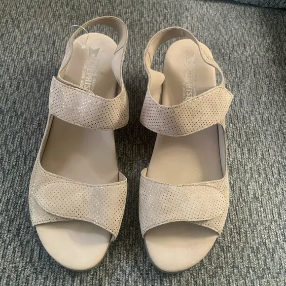 NWOB Womens Mephisto Cecilia Brown Beige Heels size 10
