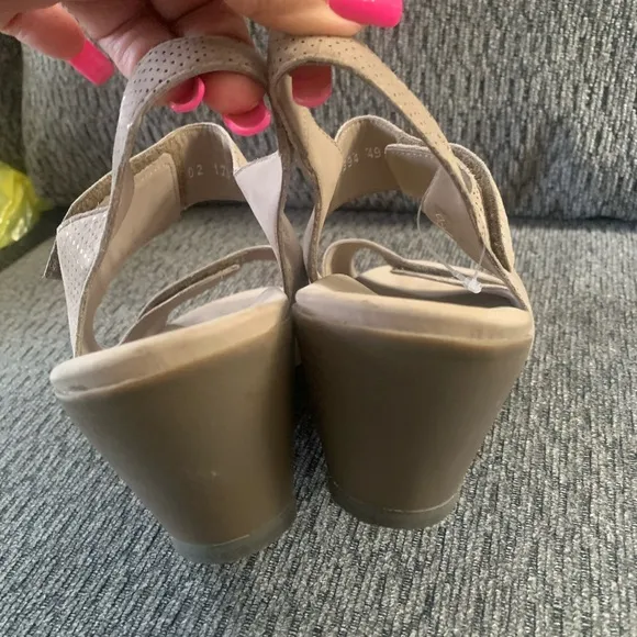 NWOB Womens Mephisto Cecilia Brown Beige Heels size 10