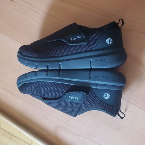 NWOT Fitville Marca Hook Loop Velcro Strap Laceless Women's size 8W