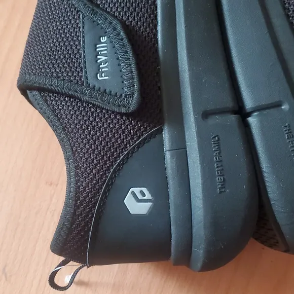 NWOT Fitville Marca Hook Loop Velcro Strap Laceless Women's size 8W