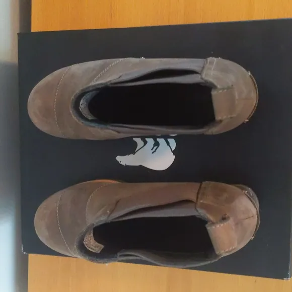 NWOT Sorel Addington Chelsea Boots